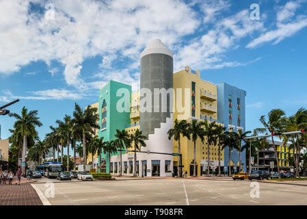 Miami, FL, USA - 19. April 2019: Das Leben auf der Straße und die Architektur von Miami. Hummer Bar Sea Grill an der Kreuzung der 5 Street und Washington Ave. Stockfoto