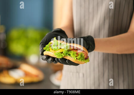 Frau mit leckeren Hot Dog, Nahaufnahme Stockfoto