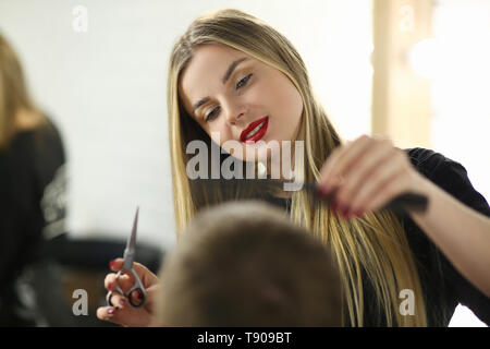 Junge Friseur Schneiden Männlichen im Beauty Salon Stockfoto