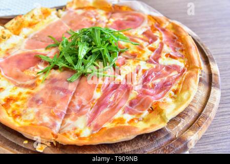 Nahaufnahme der Prosciutto di Parma Pizza Stockfoto