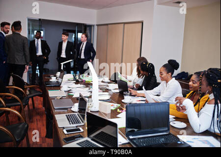 Multirassischen Business Team Adressierung treffen um Konferenztisch. Stockfoto