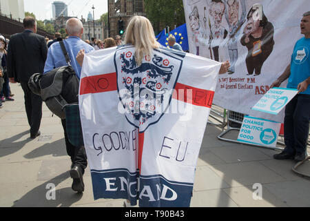 London, Großbritannien. 15. Mai 2019. Pro Schulabgänger und pro-remainers Demonstranten außerhalb des Hauses, Westminster. Theresa May kündigt frischen Abstimmung über Brexit beschäftigen. Der Premierminister Gesichter die Fragestunde in der Commons. Stockfoto