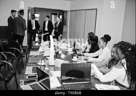 Multirassischen Business Team Adressierung treffen um Konferenztisch. Stockfoto