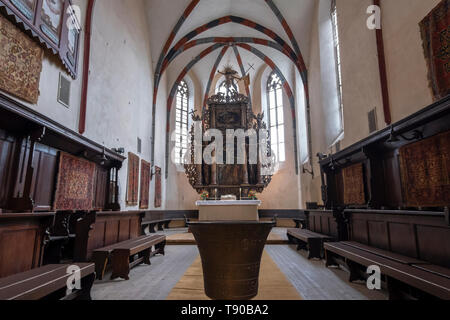 Alba Iulia, Rumänien - 9. April 2019: Innenraum der Kirche des Dominikanerklosters in Sighisoara. Das bronzene Taufbecken stammt aus 1440, obwohl Stockfoto