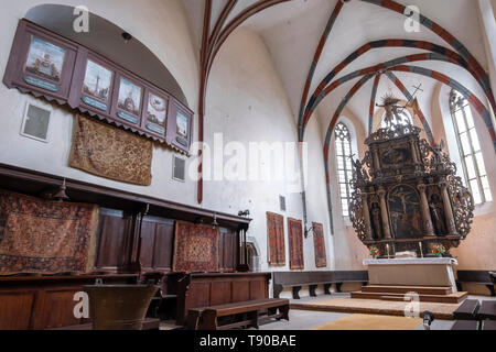 Alba Iulia, Rumänien - 9. April 2019: Innenraum der Kirche des Dominikanerklosters in Sighisoara. Das bronzene Taufbecken stammt aus 1440, obwohl Stockfoto