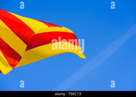 Flagge von Katalonien und Valencia winken mit ihren roten und gelben Streifen in den Wind. Stockfoto