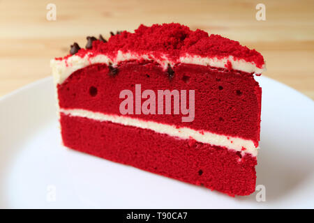 Nahaufnahme einer Scheibe der Red Velvet Shortcake mit Cream Cheese Frosting Stockfoto