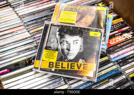 Corato, Polen, 11. Mai 2019: Justin Bieber CD Album Glaube 2012 auf Anzeige für Verkauf, berühmten kanadischen Sänger und Songwriter, Sammlung von CD-Musik Stockfoto