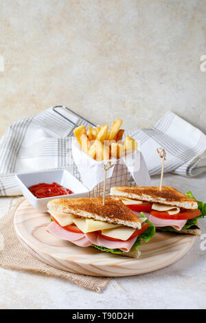 Pflanzliche Sandwich mit Schinken, Pommes und Ketchup Stockfoto