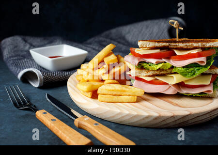 Pflanzliche Sandwich mit Schinken, Pommes und Ketchup Stockfoto