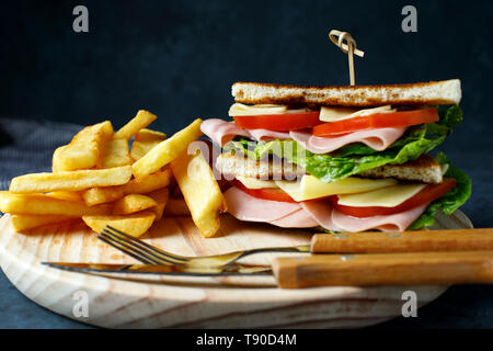 Pflanzliche Sandwich mit Schinken, Pommes und Ketchup Stockfoto