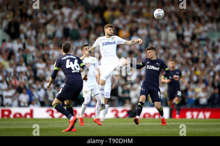 Leeds United von Mateusz Klich (Mitte) und Derby County Mason Berg (rechts) Kampf um den Ball in den Himmel Wette Meisterschaft Play-Off, Halbfinale, Rückspiel Match an der Elland Road, Leeds. Stockfoto