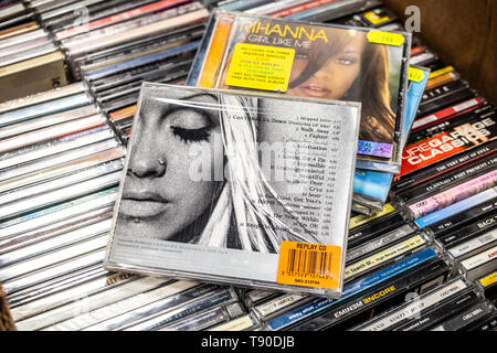 Corato, Polen, 11. Mai 2019: Christina Aguilera CD Album Stripped 2002 auf Anzeige für Verkauf, der berühmte amerikanische Sänger, Songwriter, Sammlung von CDs Stockfoto