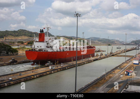 Roten Tanker im Ballastwasser Bedingung ist, die durch den Panamakanal in Miraflores Schleusen. Es wird vom Pazifik zum Karibischen Meer. Stockfoto