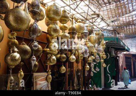 Golden, dekorative marokkanische Stil Laterns, hängen an der Basar in der Medina in Marrakesch, Marokko Stockfoto