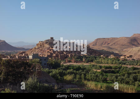 Entfernung Blick auf die berühmten Kasbah Ait Ben Haddou in der Nähe von Ouarzazate im Atlasgebirge von Marokko. Stockfoto