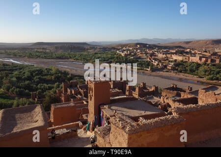 Morgen Ansicht von der Oberseite der Kasbah Ait Ben Haddou in der Nähe von Ouarzazate im Atlasgebirge von Marokko. Stockfoto