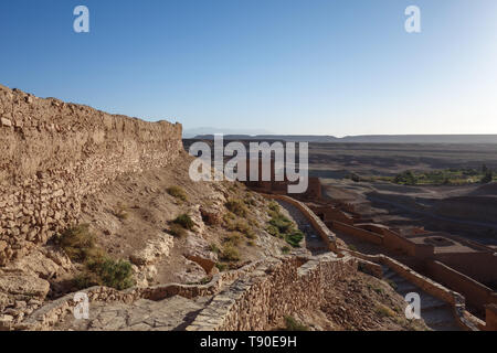 Morgen Blick auf die Wüste, von der Oberseite der Kasbah Ait Ben Haddou in der Nähe von Ouarzazate im Atlasgebirge von Marokko. Stockfoto