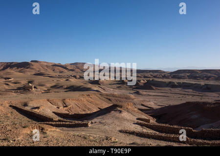 Morgen Blick auf die Wüste, von der Oberseite der Kasbah Ait Ben Haddou in der Nähe von Ouarzazate im Atlasgebirge von Marokko. Stockfoto