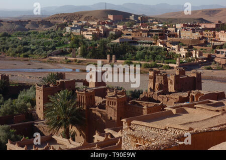 Morgen Ansicht von der Oberseite der Kasbah Ait Ben Haddou in der Nähe von Ouarzazate im Atlasgebirge von Marokko. Stockfoto