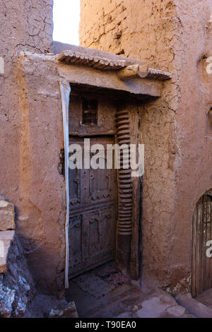 Alte Holztür, Eintritt in ein Gebäude in der Kasbah Ait Ben Haddou in der Nähe von Ouarzazate im Atlasgebirge von Marokko. Stockfoto