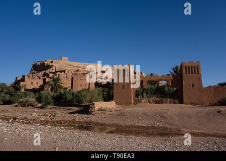 Tolle Aussicht auf den vorderen Tor der Kasbah Ait Ben Haddou in der Nähe von Ouarzazate im Atlasgebirge von Marokko. Stockfoto