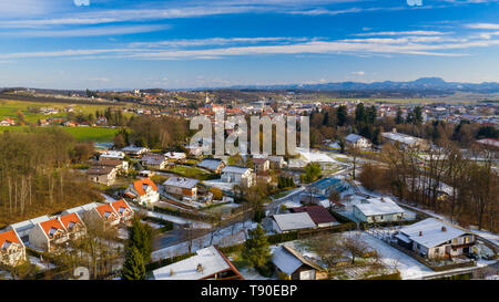 Der frühe Frühling über kleine europäische Stadt, Luftaufnahme, Slovenska Bistrica, Slowenien Stockfoto