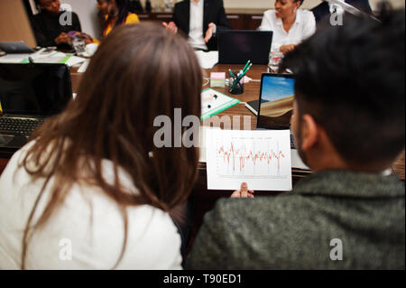 Multirassischen Business Team Adressierung treffen um Konferenztisch. Stockfoto