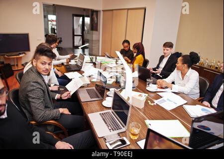 Multirassischen Business Team Adressierung treffen um Konferenztisch. Stockfoto