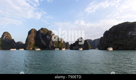 Ha Long Bay, Vietnam - Dezember 27, 2016: Blick auf die Ha Long Bucht voller Boot Kreuzfahrt Stockfoto