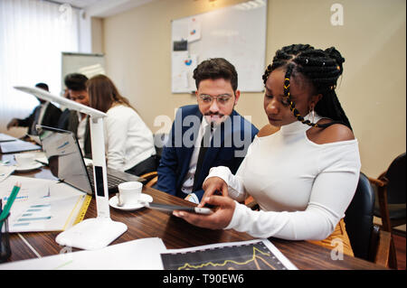 Multirassischen Business Team Adressierung treffen um Konferenztisch. Stockfoto