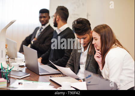 Multirassischen Business Team Adressierung treffen um Konferenztisch. Stockfoto