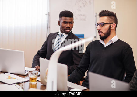 Multirassischen Business Team Adressierung treffen um Konferenztisch. Afrikanische und arabische Geschäftsmann. Stockfoto