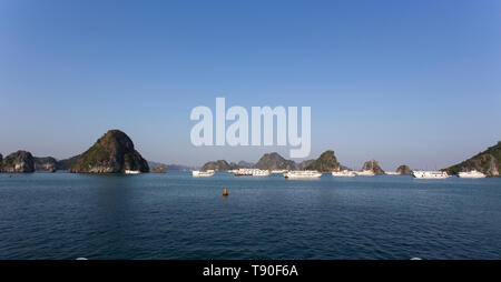 Halong Bay, Vietnam - Dezember 28, 2016: Blick auf die Halong Bucht voller Boot Kreuzfahrt Stockfoto