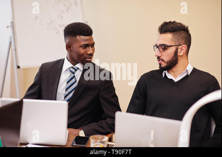 Multirassischen Business Team Adressierung treffen um Konferenztisch. Afrikanische und arabische Geschäftsmann. Stockfoto