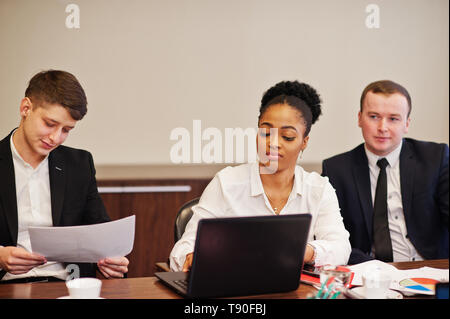 Multirassischen Business Team Adressierung treffen um Konferenztisch. Stockfoto