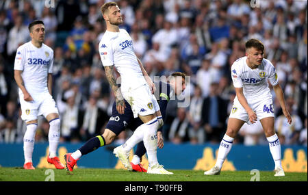 Leeds United ist Liam Cooper (Mitte) wird niedergeschlagen nach dem Derby County Mason Mount (Hintergrund) Kerben zweiten Ziel seiner Seite des Spiels während der Sky Bet Meisterschaft Play-Off, Halbfinale, Rückspiel Match an der Elland Road, Leeds. Stockfoto