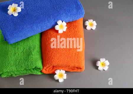 Reinigen Sie bunte Bettwäsche mit Blumen auf Graue Tabelle Stockfoto
