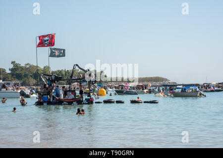 Darwin, Northern Territory, Australia-July 22,2018: Pirate themed Boot und Massen am Mindil Beach während der Bier Regatta in Darwin, Australien Stockfoto