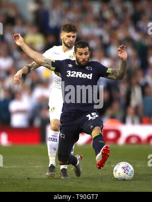 Von Derby County Bradley Johnson (rechts) und Leeds United von Mateusz Klich Kampf um den Ball in den Himmel Wette Meisterschaft Play-Off, Halbfinale, Rückspiel Match an der Elland Road, Leeds. Stockfoto