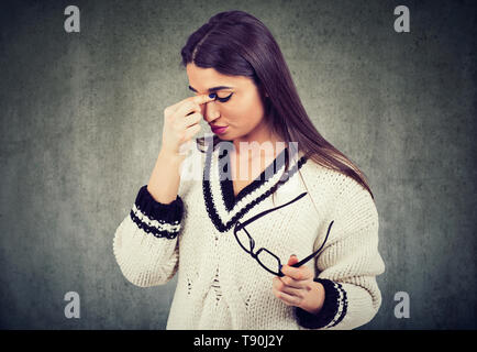 Junge Frau Gefühl Beschwerden leiden, die Belastung der Augen- oder Kopfschmerzen Stockfoto