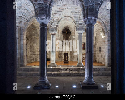 Abbadia San Salvatore, Italien - 24 April 2019: Innenraum mit Säulen in einer Gruft. Stockfoto