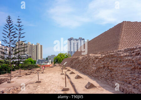 Huaca Huallamarca, eine Adobe Pyramide aus der Zeit um 200 bis 500 AD, San Isidro, Lima, Peru, Südamerika Stockfoto