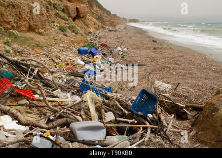 Kunststoff Suppe; viel plastik Müll an Land am Strand von Kreta gewaschen Stockfoto