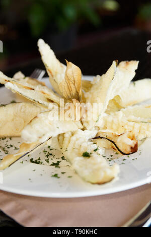 Frittierte Auberginen in Tempura Beschichtung auf Platte Stockfoto