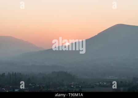 Sonnenuntergang mit bunten Himmel von borova Hügel in Malenovice Dorf unten Lysa hora Hügel in Moravskoslezske Beskiden in der Tschechischen Republik Stockfoto
