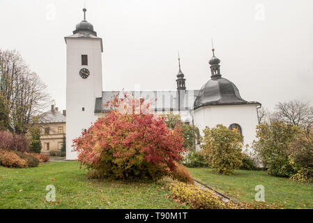 Kostel sv. Mari Magdaleny in Horni Mesto in der Nähe von Rymarov Stadt in der Tschechischen Republik im 17. Jahrhundert während der trübe Herbst Tag gebaut Stockfoto