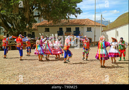 Die Feier am Gründonnerstag bei San Pedro Apostol de Andahuaylillas Kirchplatz, Stadt Andahuaylillas, Cusco Region, Peru, Südamerika Stockfoto