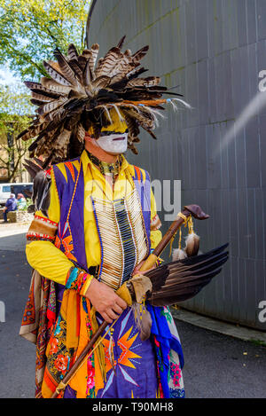 Inidigenous Mann mit Perlen und Federn regalia an DTES Pow Wow und kulturelle Feier, Oppenheimer Park, Vancouver, British Columbia, Kanada Stockfoto