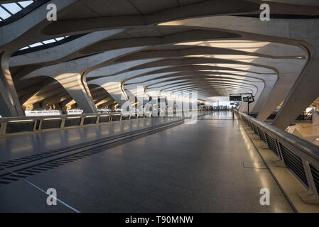 Der TGV Bahnhof Lyon Saint-Exupéry (franz.: Gare de Saint-Exupéry TGV) ist ein fernverkehrsbahnhof am Flughafen Lyon Saint-Exupéry, etwa 20 Kilometer Stockfoto